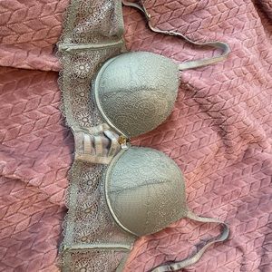 Size 34 B I wore it one time it just don’t fit me well.